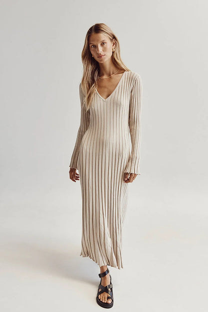 Yasmin Knit midi Dress with V-neck and Sleeves